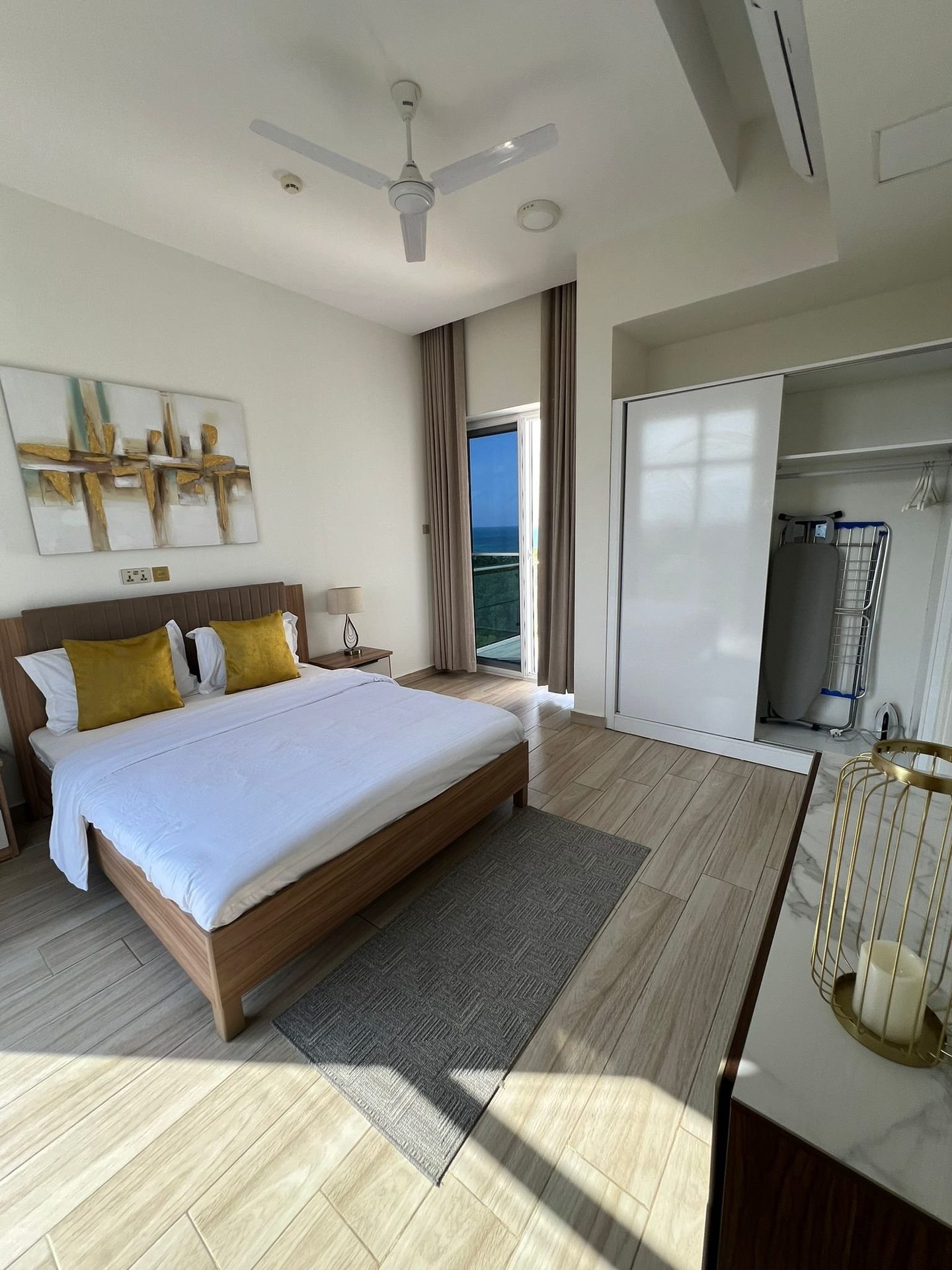 Bedroom — queen bed