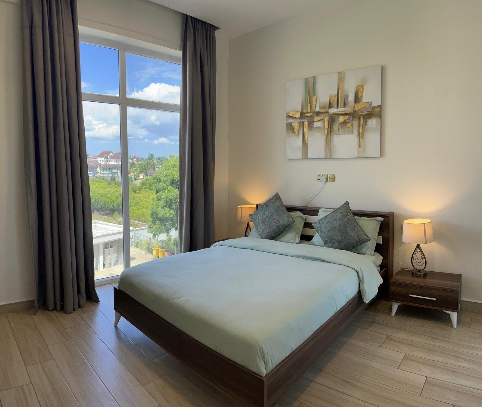 Bedroom — queen bed, view