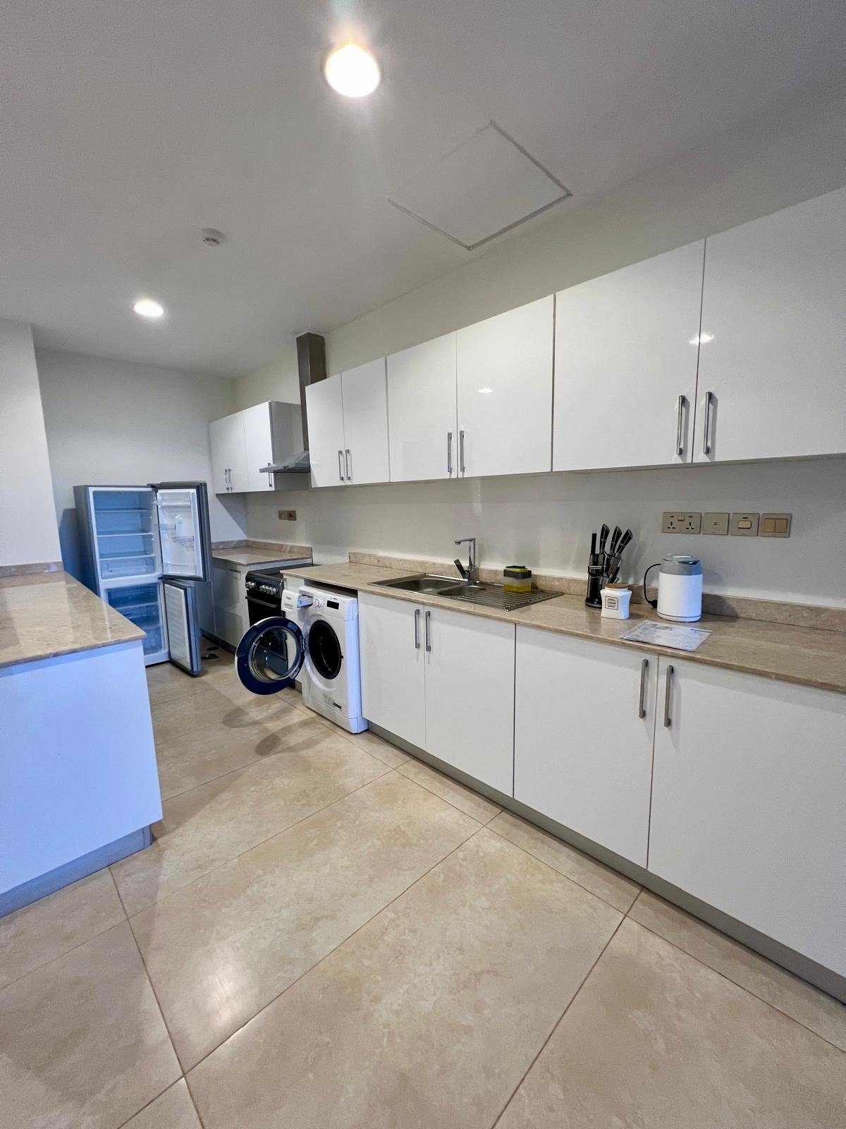Kitchen — full appliances
